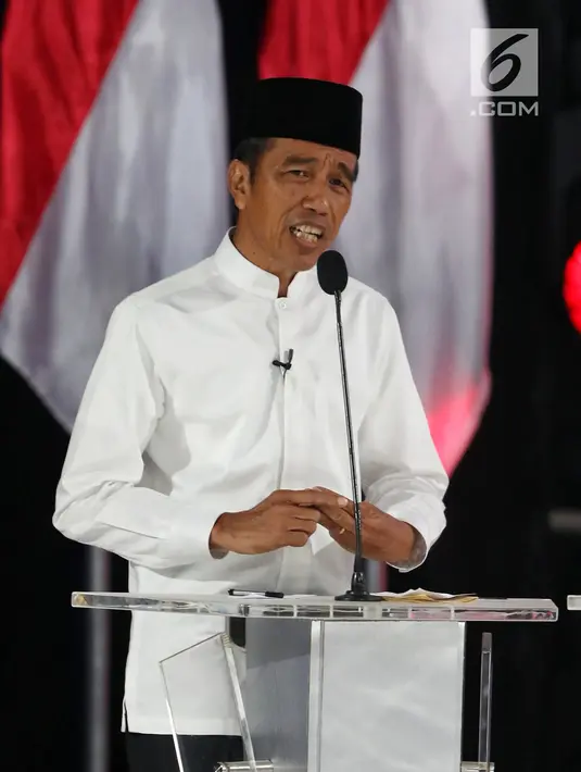 Capres nomor urut 01 Joko Widodo saat beradu gagasan selama Debat Pilpres 2019 kelima di Hotel Sultan, Jakarta, Sabtu (13/4). Debat kelima merupakan debat terakhir dalam masa kampanye dan mengambil tema Ekonomi, Kesejahteraan Sosial, Keuangan dan Investasi. (Liputan6.com/Johan Tallo)