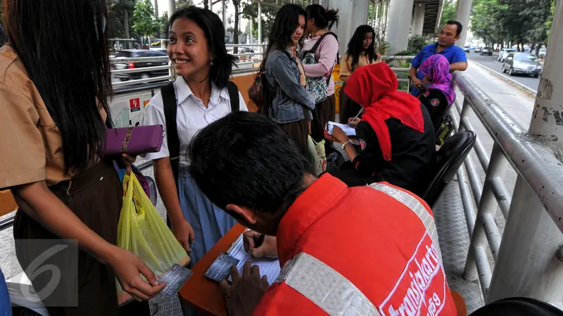 20150729-Tunjukan KJP, Pelajar Gratis Naik Transjakarta 5