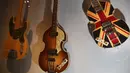 Gitar, termasuk bass yang  digunakan oleh Paul McCartney untuk merayakan 'Diamond Jubilee' Ratu Elizabeth pada pameran Play It Loud: Instruments of Rock & Roll di Metropolitan Museum of Art di New York, 1 April 2019. Pameran ini dibuka untuk umum mulai 8 April hingga 1 Oktober 2019. (AP/Seth Wenig)