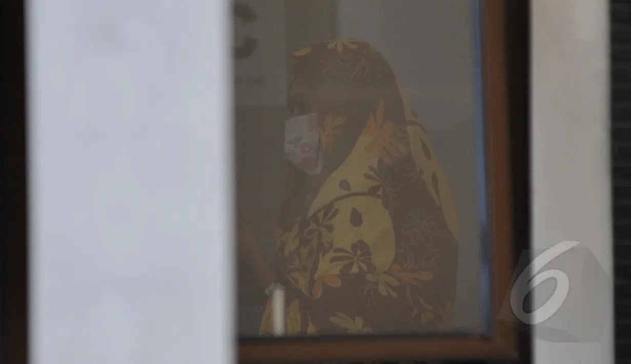 Istri Sylvester Obiekwe Nwolise‎, Fatimah saat berada di ruang tunggu, Dermaga wijayapura Cilacap, Jawa Tengah, Jumat (6/3/2015). (Liputan6.com/Johan Tallo)