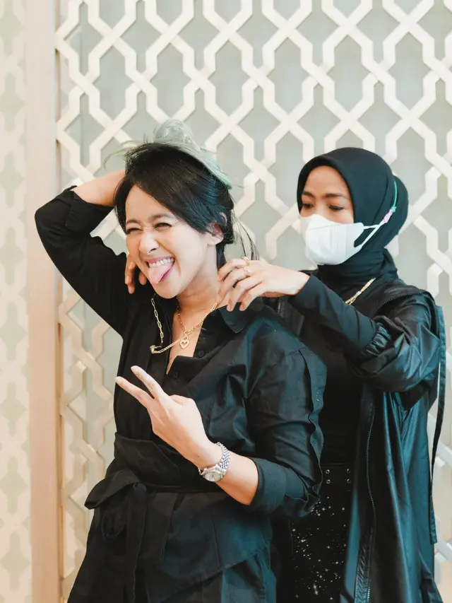Chua Kotak saat tampil menggunakan aksesori emas
