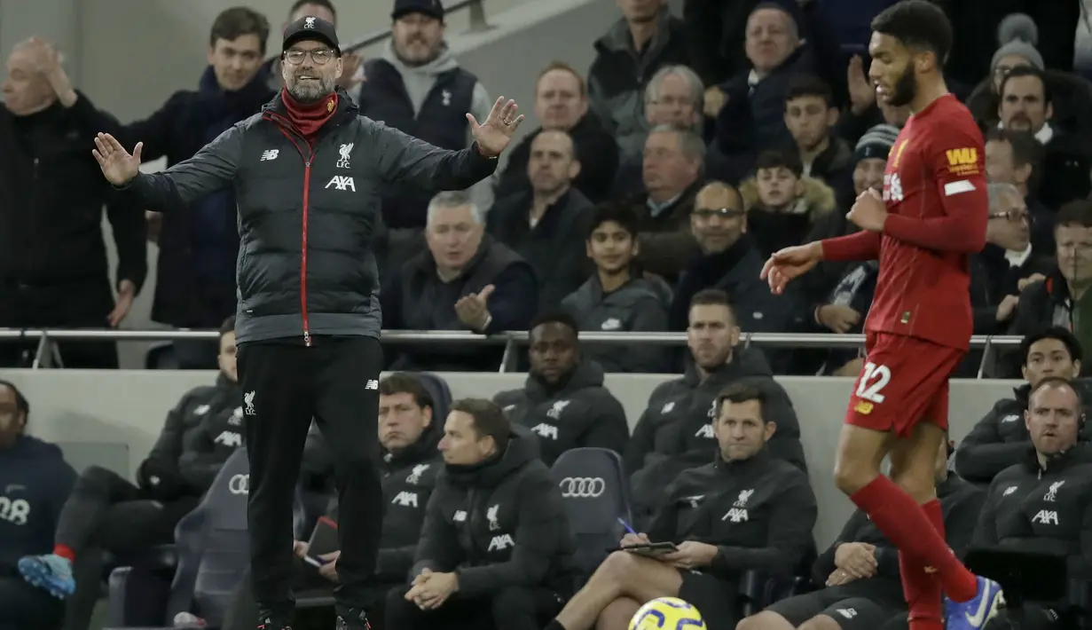 Pelatih Liverpool, Jurgen Klopp menginstruksikan pemainnya saat bertanding melawan Tottenham Hotspur pada pada pertandingan lanjutan Liga Inggris di Stadion Tottenham Hotspur di London, Inggris, Sabtu (11/1/2020). Liverpool menang 1-0 atas Tottenham. (AP Photo/Matt Dunham)