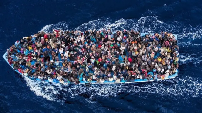 Kapal yang mengangkut para pengungsi menyeberangi lautan