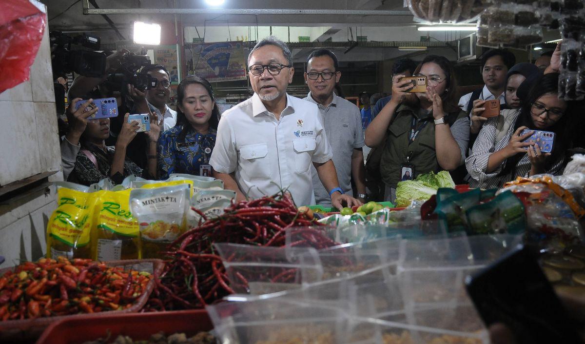 &ldquo;Impor bawang putih enggak ada masalah, saya sudah mengeluarkan izin. 300 ribu ton, lebih dari cukup, 300 ribu ton sudah saya keluarkan izin impornya,&rdquo;<br>