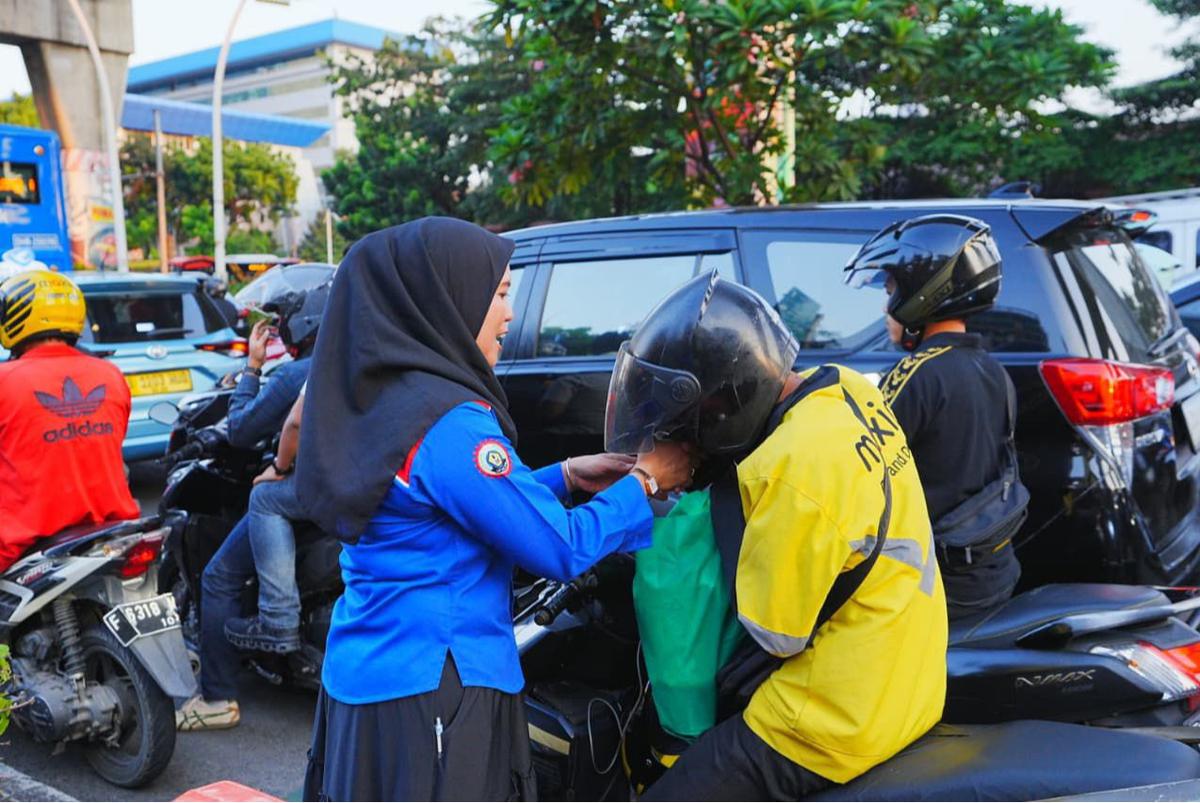 FOTO: Polri dan Buruh Bagikan Sembako ke Warga Jakarta