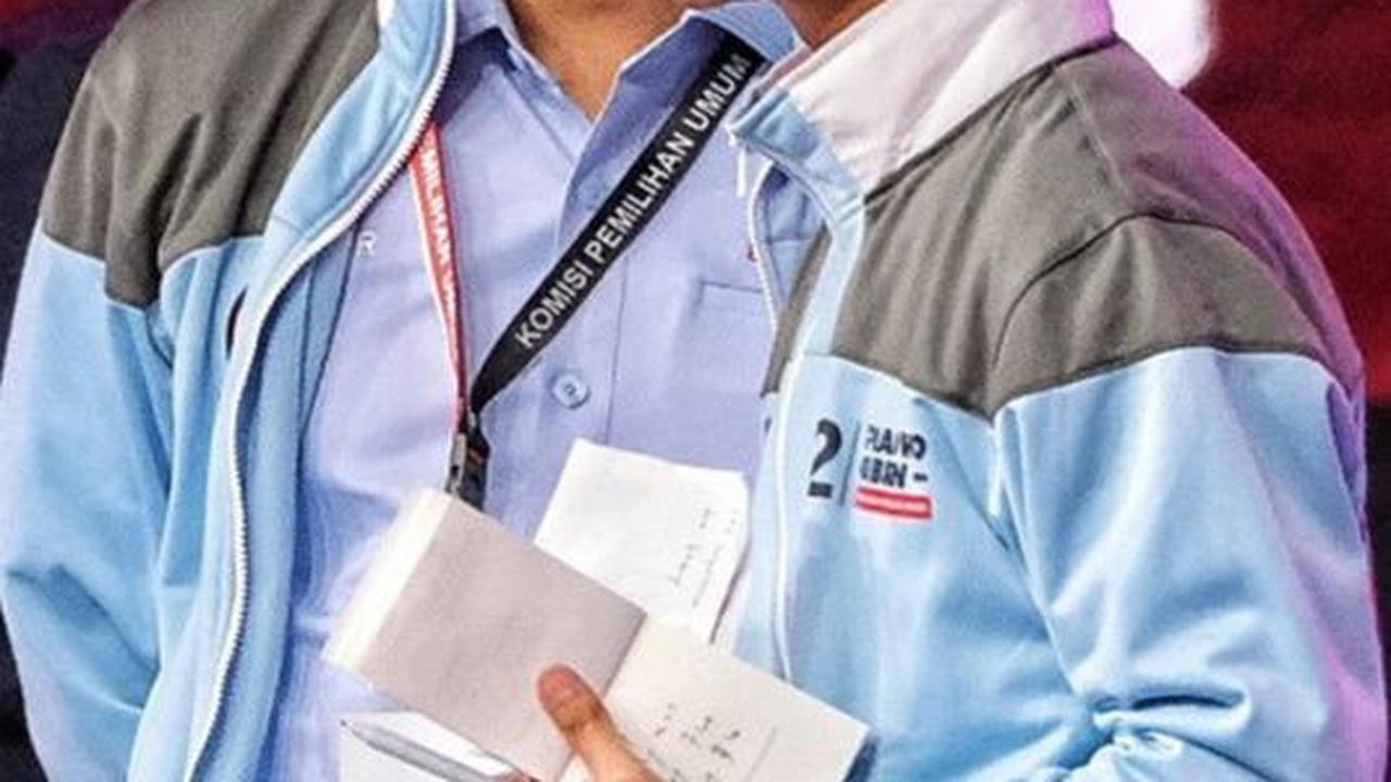 Kemudian terlihat sosok pengusaha Rosan Perkasa Roeslani bersama mereka. <br>