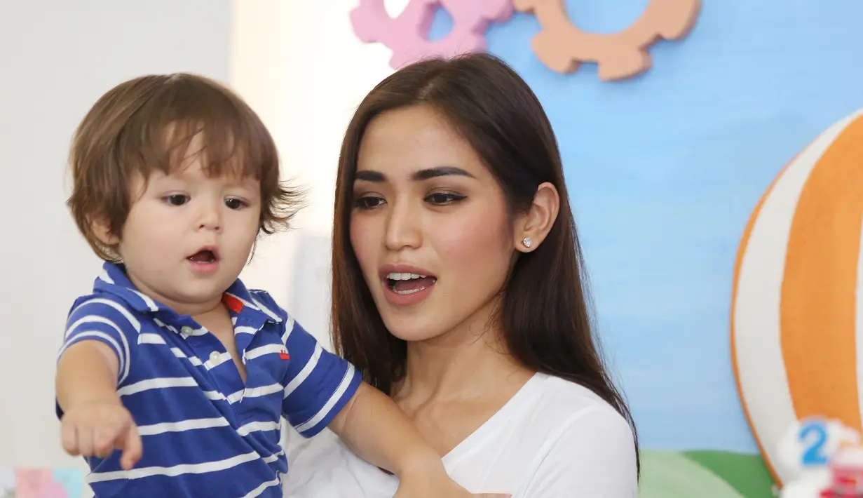 Mendidik anak memang harus dilakukan semenjak dini. Begitupun ketika Jessica Iskandar mengharapkan anaknya memiliki empati dan senang berbagi dengan sesama yang membutuhkan. (Galih W Satria/Bintang.com)