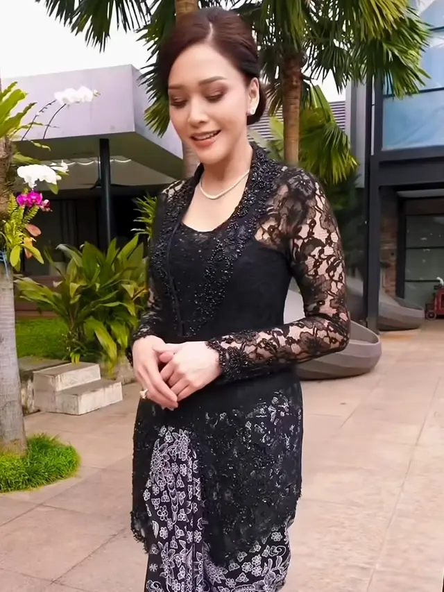 Maia Estianty Dibalut Kebaya Hitam Brokat dipadukan kain batik. [@maiaestiantyreal]