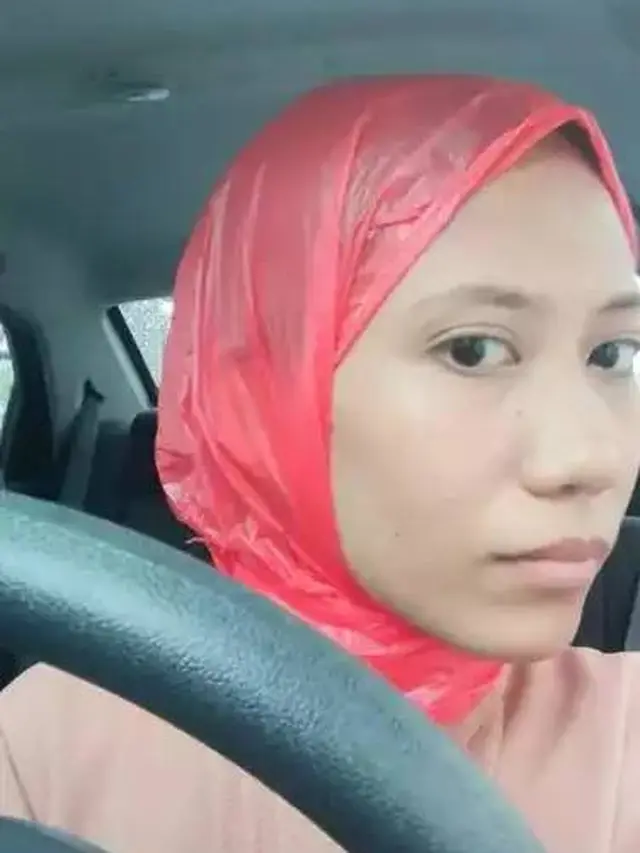 10 Potret Nyeleneh Orang Pakai Kantong Plastik Ini Kreatif Banget