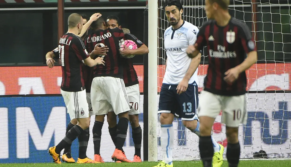 Penyerang AC Milan, Carlos Bacca (ketiga kana) melakukan selebrasi bersama rekan-rekannya usai mencetak gol kegawang Lazio pada Liga Serie A Italia di Stadion San Siro (21/3). AC Milan bermain imbang dengan Lazio dengan skor 1-1. (AFP/Olivier Morin)
