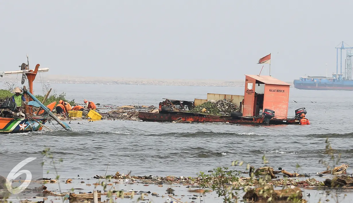 Petugas Dinas Kebersihan membersihkan sampah di pesisir Muara Angke, Jakarta, Kamis (29/10). Petugas menggunakan perahu untuk membersihkan sampah dari kawasan Muara Baru hingga Pantai Indah Kapuk. (Liputan6.com/Faizal Fanani)