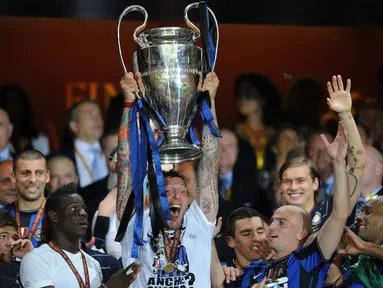 Marco Materazzi (tengah) sukses menjuarai Liga Champions dalam raihan gelar treble winner bersama Inter Milan di musim 2009/10. Sebelumnya, Materazzi pernah menjalani periode buruk di Liga Inggris bersama Everton. Ia mendapatkan 3 kartu merah dan 11 kartu kuning dalam 33 laga. (AFP/Christophe Simon)