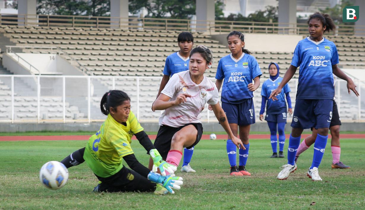 Pemain Timnas Wanita Indonesia, Zahra Muzdalifah mencetak gol saat laga uji coba melawan Tim Putri Persib Bandung di Stadion Madya, Jakarta, Kamis (13/01/2022). Laga yang dimenangkan Garuda Pertiwi dengan skor 10-0 dihadiri oleh Ketua Umum PSSI, Mochamad Iriawan. (Bola.com/Bagaskara Lazuardi)