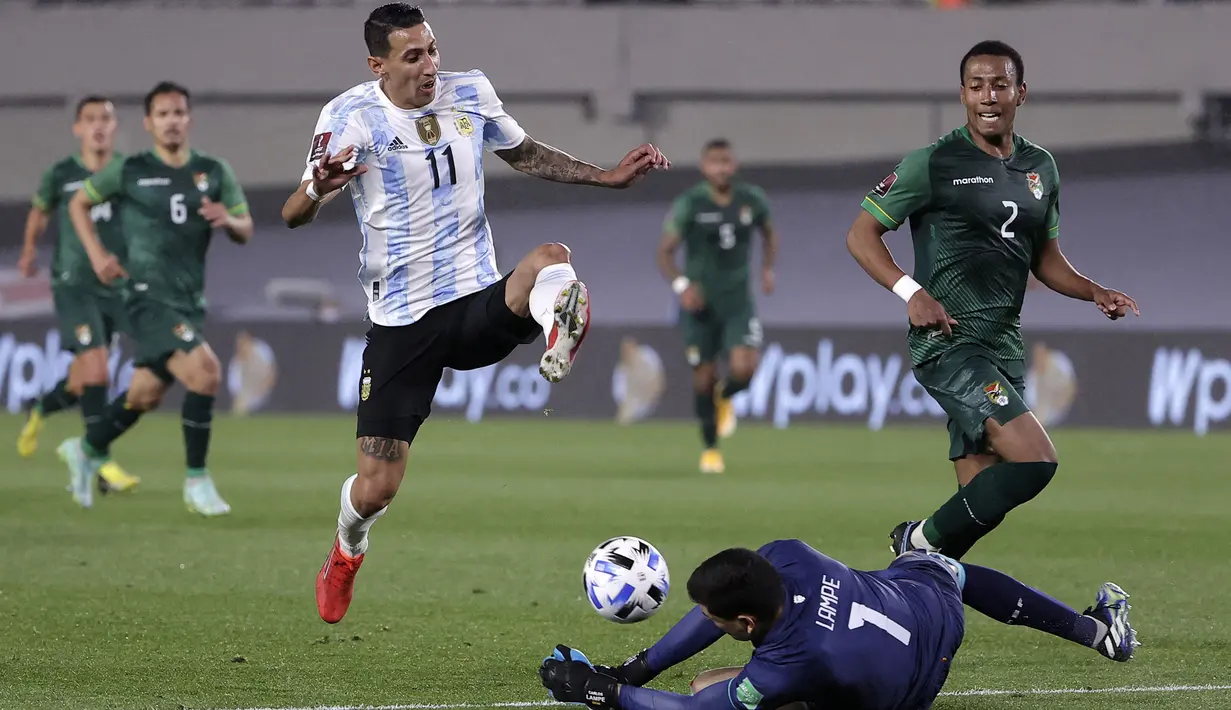Lini belakang Bolivia benar-benar kelimpungan. Trio Argentina, Di Maria, Messi dan Martinez menjadi momok yang sangat menakutkan barisan pertahanan Bolivia. Sempat menambah angka tapi dianulir wasit, skor 1-0 Albiceleste akhirnya bertahan hingga turun minum. (Foto: AP/Pool/Juan Ignacio Roncoroni)