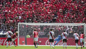 Pemain Urawa Red Diamonds, Yusuke Matsuo (kedua kiri) mencetak gol dari tendangan penalti dalam laga Grup G Piala Dunia Antarklub 2025 melawan River Plate di Lumen Field, Seattle, Washington, Amerika Serikat, Rabu (18/06/2025). (AP Photo/Lindsey Wasson)