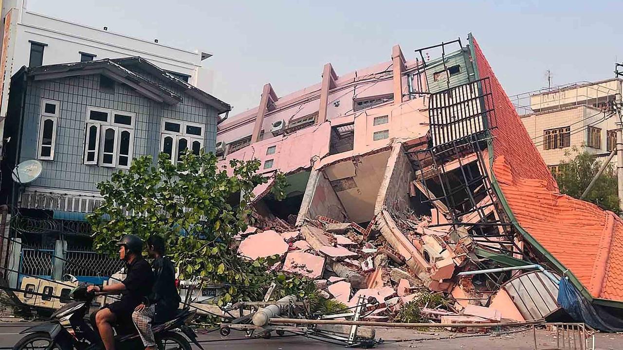 FOTO: Tim SAR Mencari Korban Selamat di Mandalay, Kota dengan Kerusakan Paling Parah Akibat Gempa di Myanmar