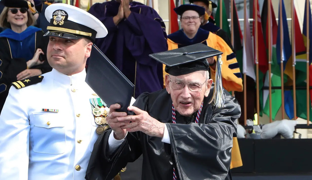 Veteran Perang Dunia II, Bob Barger (96) menerima gelar diplomanya di University of Toledo, Ohio, 5 Mei 2018. Bob Barger merupakan mantan pilot di angkatan laut Amerika Serikat ketika Perang Dunia II berkecamuk. (AP/Carlos Osorio)