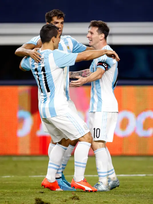 Selebrasi Lionel Messi usai mencetak gol saat laga uji coba melawan Meksiko, AT&T Stadium, Texas, AS, Rabu (9/9/2015). Messi berhasil menyelamatkan Argentina dari kekalahan berkat golnya di menit 89. Kedudukan berakhir imbang 2-2. (Reuters/Matthew Emmons)