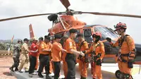 Kepala Basarnas Marsekal Muda M Syaugi menyalami tim rescuer heli. (foto : Liputan6.com/edhie prayitno ige) 