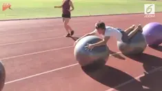 Menakjubkan, pria ini berhasil pecahkan rekor dunia dengan berselancar di atas bola yoga.