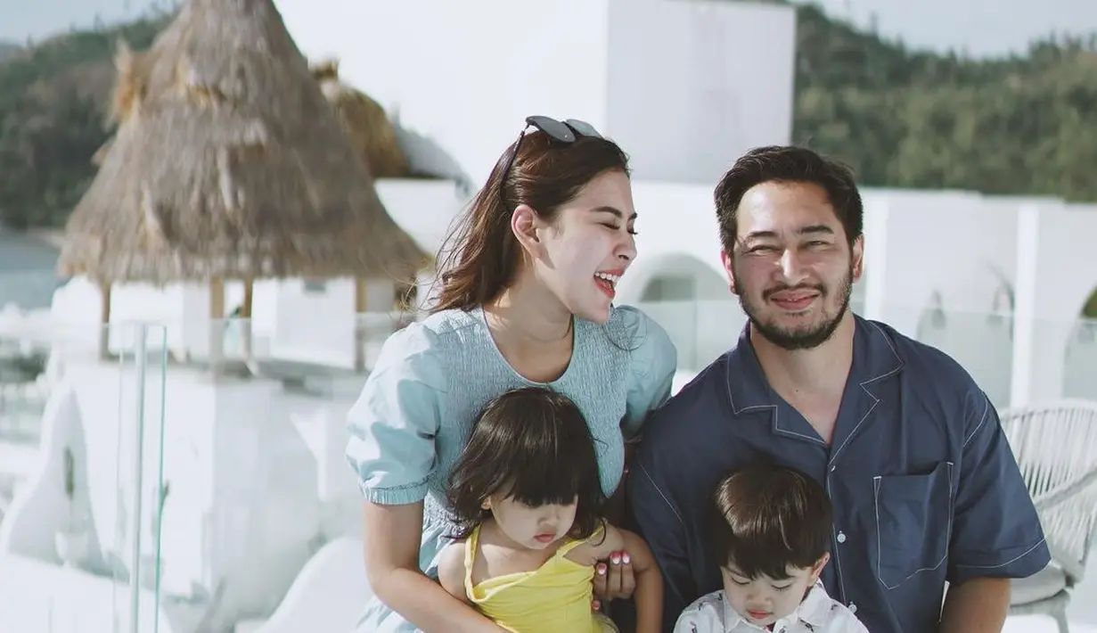 <p>Serasi dengan nuansa warna biru saat berlibur di pantai dengan dress dan kemeja (Foto: Instagram @ritchieismail)</p>