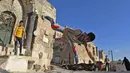 Dua pemuda berlatih parkour di Aleppo, Suriah, (7/4). Para pemuda memanfaatkan reruntuhan bangunan akibat perang menjadi tempat untuk melatih kelincahannya bermain Parkour. (AFP Photo/George Ourfalian)
