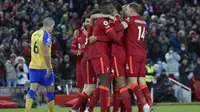Para pemain Liverpool merayakan gol yang mereka ciptakan ke gawang Southampton dalam laga pekan ke-13 Liga Inggris di Anfield, Sabtu (27/11/2021). Liverpool menang telak 4-0 dalam laga tersebut. (AP Photo/Rui Vieira)
