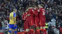 Para pemain Liverpool merayakan gol yang mereka ciptakan ke gawang Southampton dalam laga pekan ke-13 Liga Inggris di Anfield, Sabtu (27/11/2021). Liverpool menang telak 4-0 dalam laga tersebut. (AP Photo/Rui Vieira)