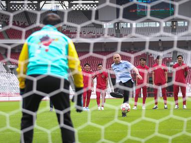 Ketua Umum PSSI, Mochamad Iriawan menendang bola ke arah gawang yang dijaga Menpora Zainudin Amali sebagai bentuk menandai dimulainya hitung mundur 100 hari Piala Dunia U-20 2023 yang berlangsung di Stadion Utama Gelora Bung Karno (SUGBK), Jakarta, Kamis (09/02/2023). Piala Dunia U-20 2023 akan berlangsung pada 20 Mei 2023 mendatang di Indonesia. (Bola.com/Bagaskara Lazuardi)