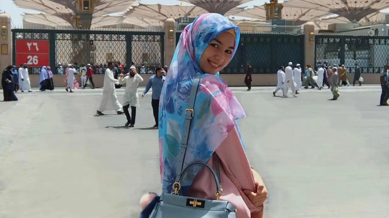 [Bintang] Didoakan Cepat Berhijab, Gaya Syar'i Citra Kirana Ini Bikin Terpana