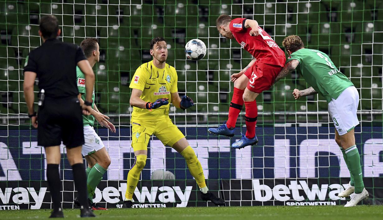 Pemain Bayer Leverkusen, Mitchell Weiser, mencetak gol ke gawang Werder Bremen pada laga Bundesliga di Weserstadion, Bremen, Senin (18/5/2020). Bayer Leverkusen menang 4-1 atas Werder Bremen. (AP/Stuart Franklin)