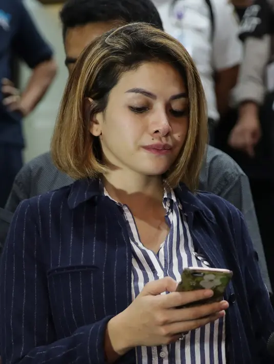 Selain pelapor dan terlapor, hadir juga Jupe. Kehadiran pelantun lagu Aku Rapopo itu guna memberikan dukungan pada Lucky. Ia juga pingin tahu kasus yang sebenarnya terjadi. (Bambang E. Ros/Bintang.com)