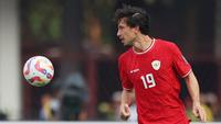 Pemain Timnas Indonesia, Thom Haye menguasai bola saat menghadapi Irak pada laga Grup F putaran kedua Kualifikasi Piala Dunia 2026 zona Asia di Stadion Utama Gelora Bung Karno (SUGBK), Senayan, Jakarta, Kamis (6/6/2024). (Bola.com/M Iqbal Ichsan)