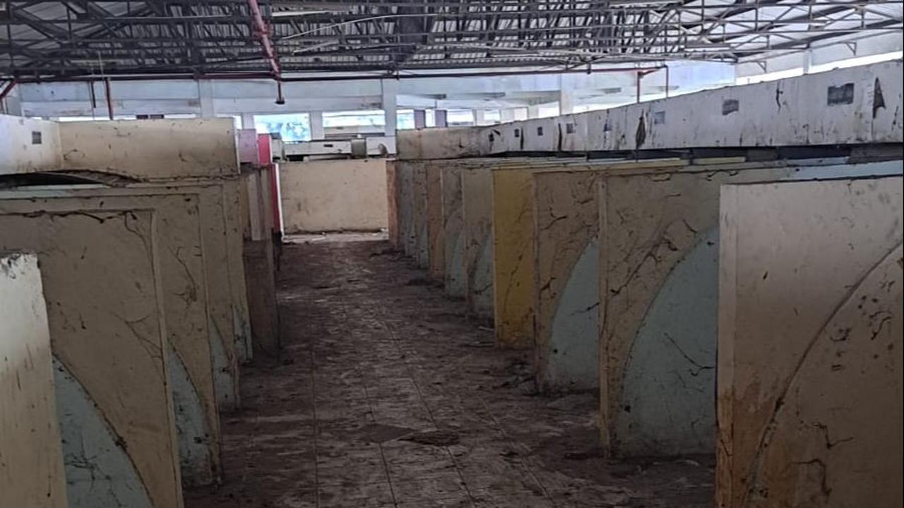 Dari penelusuran Merdeka.com, suasana di lantai satu pasar masih nampak normal. Pada lantai satu tampak aktivitas normal pedagang.
