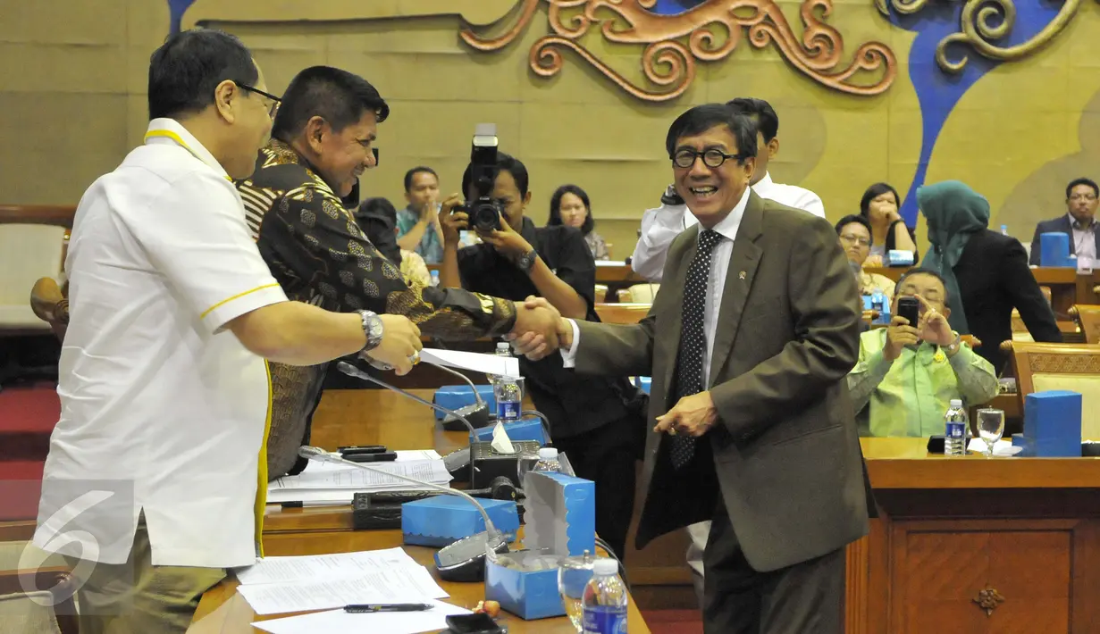 Ketua Badan Legislasi (Baleg) DPR RI Sareh Wiyono (kedua kiri) bersalaman dengan Menkumham Yasonna Laoly usai rapat terkait RUU tambahan di Prolegnas 2014-2019, di Kompleks Parlemen, Senayan, Jakarta, Selasa (16/6). (Liputan6.com/Andrian M Tunay)