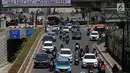 Sejumlah kendaraan melintasi Jalan Metro Pondok Indah, Jakarta, Senin (3/9). Penerapan sistem ganjil-genap di Jalan Metro Pondok Indah dihapus karena tidak ada kegiatan Asian Para Games di kawasan tersebut. (Liputan6.com/Johan Tallo)