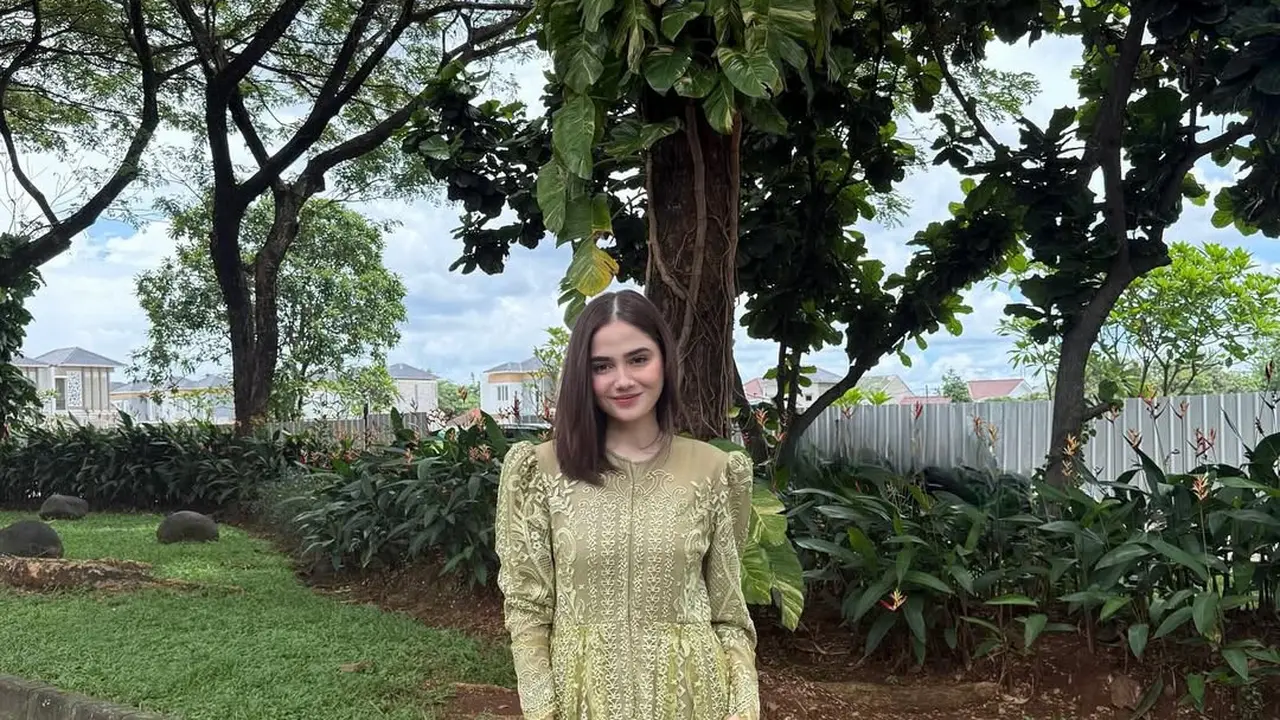 Model Baju Brokat ala Syifa Hadju