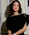 Setelah menikah, Luna Maya pun memotong rambut panjangnya menjadi pendek model bob. Kini ia kerap menstyling rambut pendeknya dengan berbagai termasuk dibuat wavy. [@lunamaya]