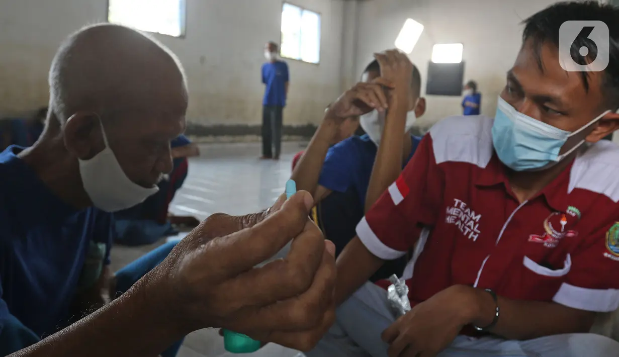 Petugas medis menyuntikan vaksin COVID-19 kepada pasien ODGJ di Bekasi, Jawa Barat, Rabu (4/8/2021). Sebanyak 70 pasien ODGJ mengikuti kegiatan vaksinasi merdeka guna mencegah penyebaran wabah COVID-19. (Liputan6.com/Herman Zakharia)