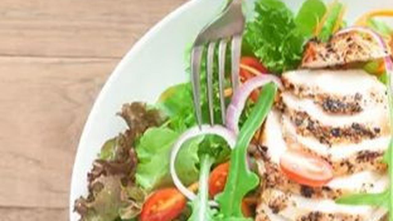 Selain itu, Anda juga perlu menjaga motivasi diet agar konsisten dan tidak mudah menyerah. Berikut beberapa cara yang bisa Anda coba: