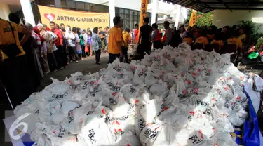 Tumpukan sembako siap dibagikan kepada warga yang membutuhkan dalam kegiatan Pasar Murah Artha Graha Peduli di kawasan Pegangsaan, Jakarta Pusat, Rabu (29/6).(Liputan6.com/Angga Yuniar)