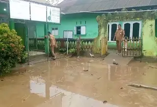Pasca banjir bandang Tanggamus, Lampung menyisakan lumpur di bangunan sekolah dan pemukiman warga. (Liputan6.com/Istimewa).