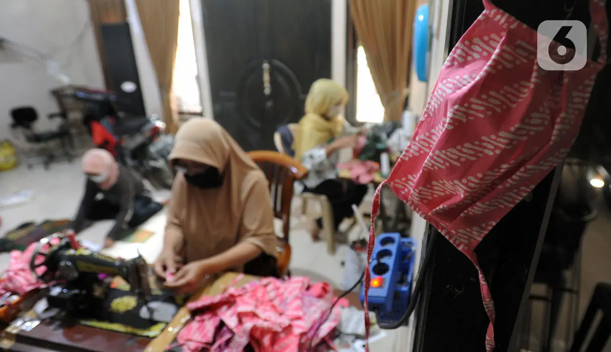 Ibu-ibu PKK membuat masker kain di Desa Bojongkulur, Gunung Putri, Bogor, Jawa Barat, Kamis (9/4/2020). Kegiatan yang sudah berjalan sekitar sepekan ini melibatkan ratusan ibu-ibu PKK dengan sumber dana berasal dari kas desa dan sumbangan mandiri warga. (merdeka.com/Arie Basuki)
