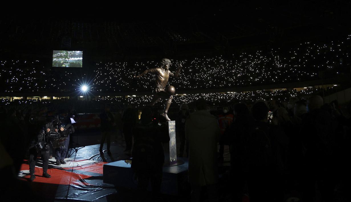 Napoli menang telak 4-0 atas Lazio dalam laga pekan ke-14 Liga Italia 2021/2022, Minggu (28/11/2021). Kemenangan yang diraih dalam peringatan satu tahun wafatnya legenda Napoli, Diego Maradona tersebut membuat Napoli kukuh di puncak klasemen Liga Italia. (LaPresse via AP/Alessandro Garofalo)