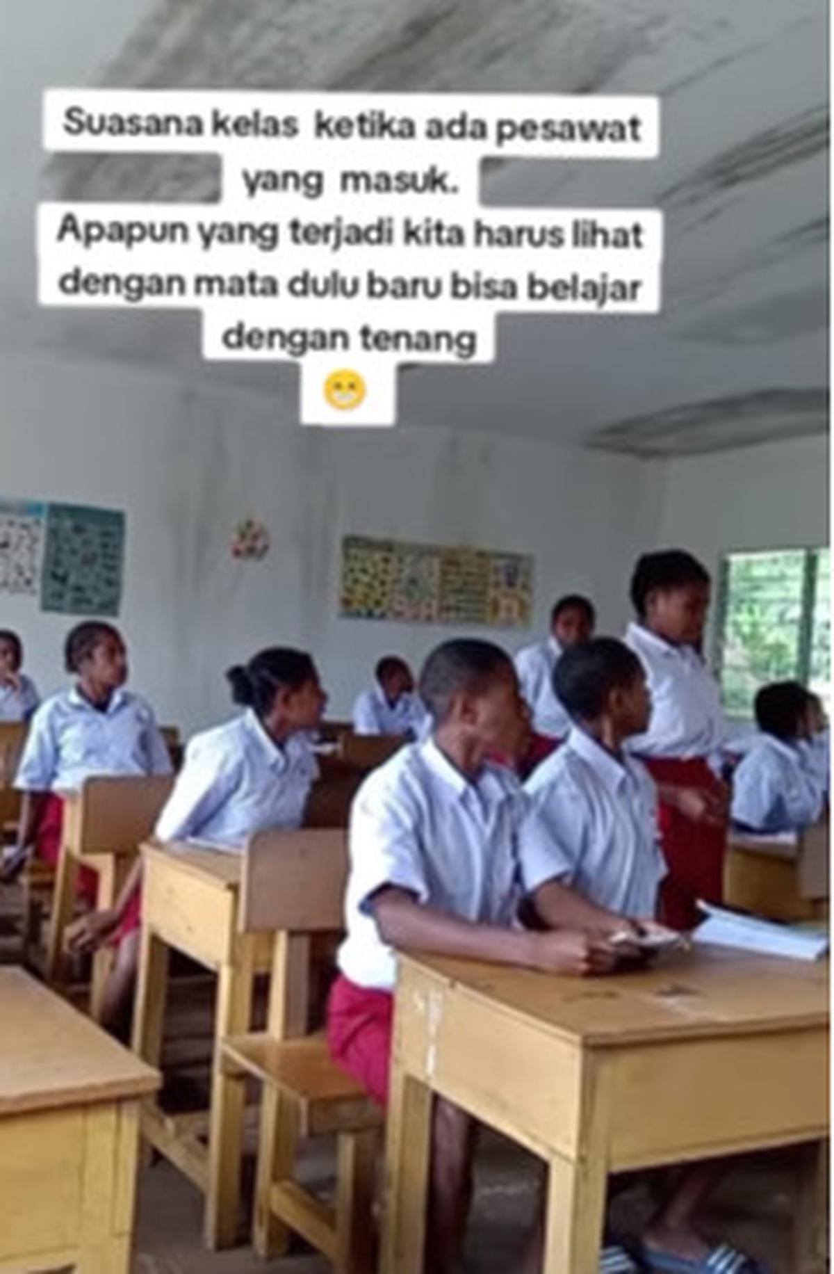 Momen Siswa SD di Papua Mendadak Panik Dengar Suara Pesawat