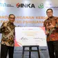 Direktur Utama PT Bank Muamalat Indonesia Tbk Achmad K. Permana (kanan) dan Direktur Utama PT INKA (Persero) Budi Noviantoro (kiri) menandatangani kerja sama pembiayaan Rp 150 miliar. (Dok&nbsp;Muamalat)