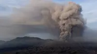 Semburan abu vulkanis Gunung Bromo, Probolinggo, Jawa Timur, Rabu (13/7). PVMBG menetapkan status Gunung Bromo masih berada pada level Waspada sehingga pengunjung tidak dibolehkan memasuki kawasan dalam radius 1 km dari kawah aktif. (BAY Ismoyo/AFP)