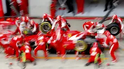 Para teknisi pebalap Ferrari asal Jerman, Sebastian Vettel saat di pitstop pada F1 GP Austria di Sirkuit Red Bull Ring di Spielberg, Austria. (REUTERS/Laszlo Balogh)