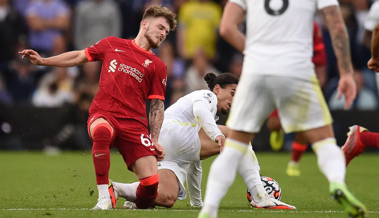 Striker Liverpool Harvey Elliott ditekel bek Leeds United Pascal Struijk dan mengalami cedera kaki serius pada pekan keempat Liga Inggris di Elland Road, Minggu (12/9/2021). Elliott mengalami cedera parah ketika Liverpool menang 3-0 atas Leeds United. (Oli SCARFF/AFP)
