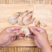 ilustrasi mengupas udang/copyright By kungverylucky (Shutterstock)